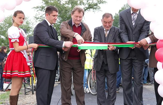 Átadták a Tiszaújlak–Tiszabökény közötti kerékpárutat
